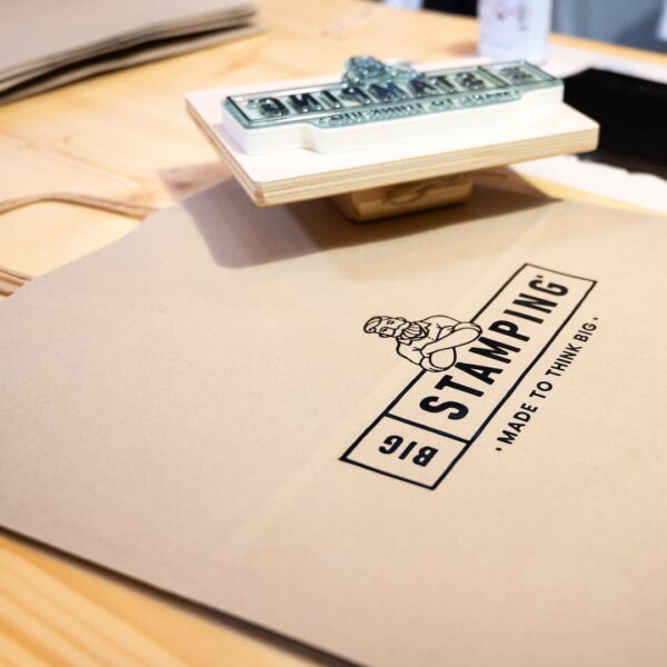 Ejemplo de bolsa de papel estampada con sellos BigStamping