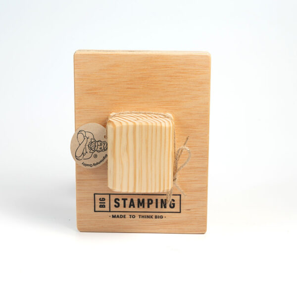 Imagen de la madera principal del Sello talla L de BigStamping. El sello incluido en el Super Stamping Kit