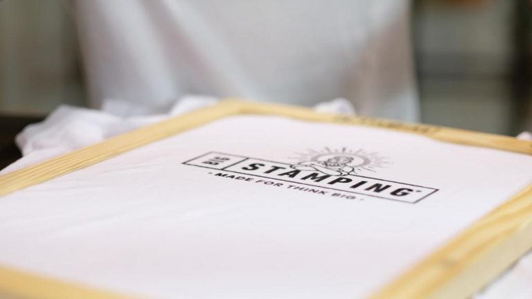Camisa serigrafiada con un gran tensor de estampado
