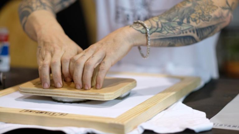 Camisa serigrafiada con un gran tensor de estampado