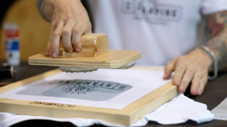 Camisa serigrafiada con un gran tensor de estampado