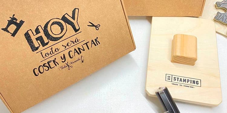 Personnaliser des boîtes en carton avec BigStamping, c'est coudre et chanter