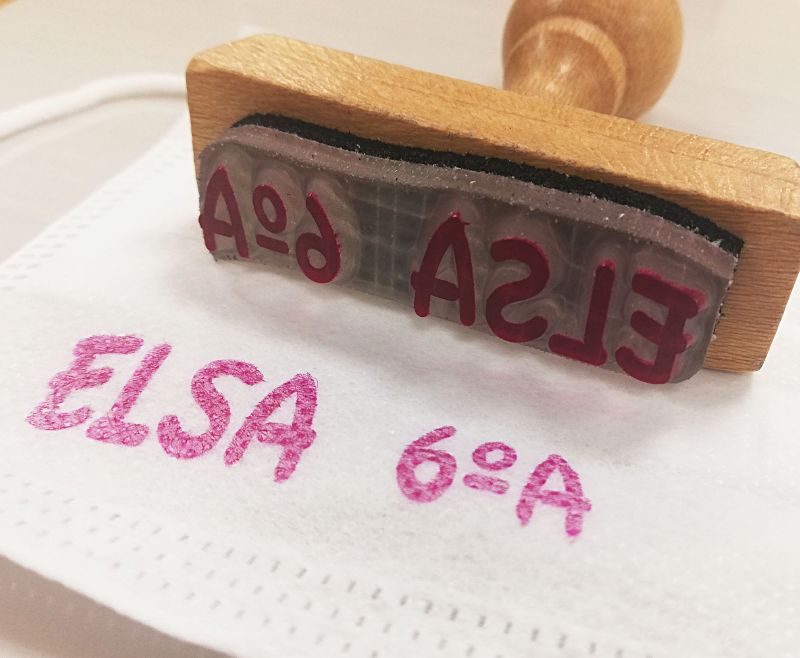 Sello para poner el nombre y el curso en la mascarilla del colegio de tu hijo