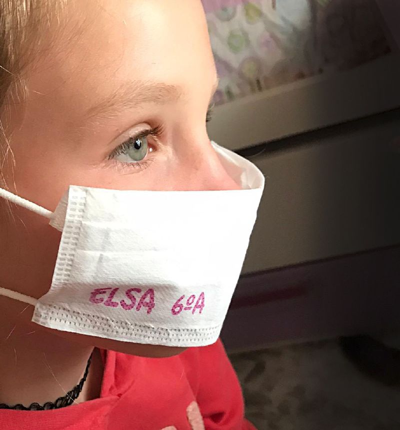 Niña con el nombre puesto en la mascarilla